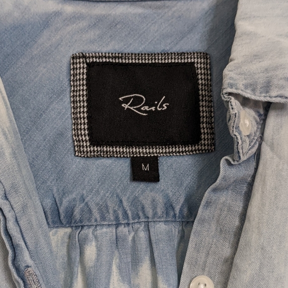 Rails Women's Top Medium Tencel Blue Faded Denim Look Button Up Sleeveless - Picture 4 of 8